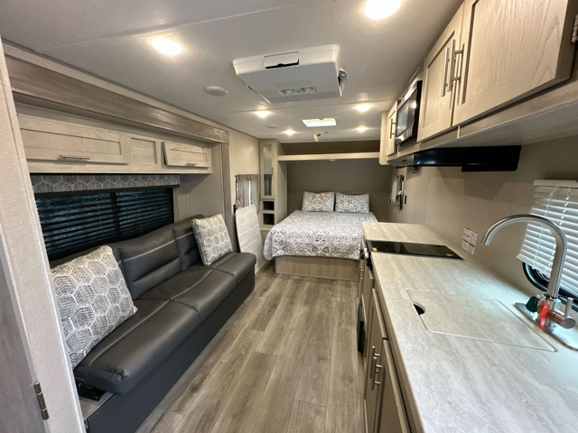 2022 Coachmen Catalina Summit 184FQS — photo 2 of 8