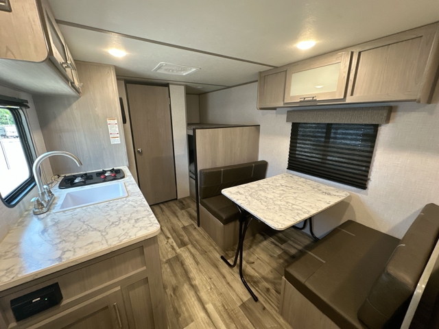 2023 Coleman Coleman Lantern LT 17B — photo 3 of 8