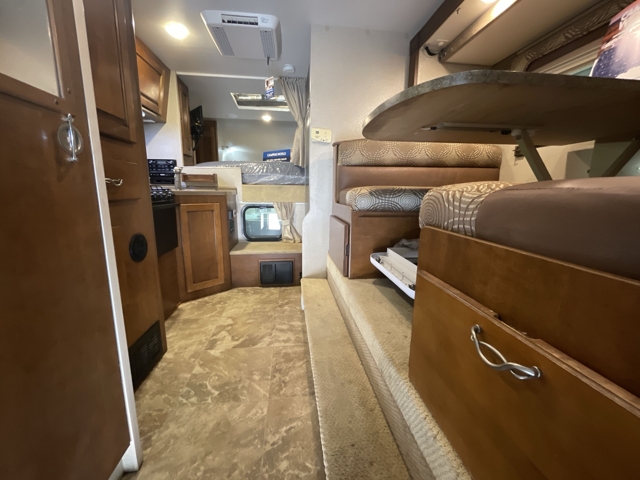 2013 Lance Lance 950S — photo 2 of 8