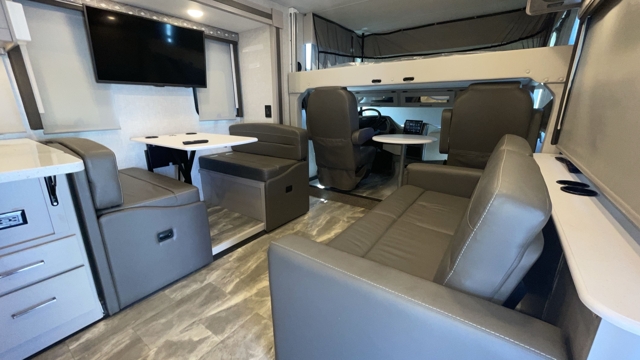2023 Thor Windsport 31C — photo 3 of 8