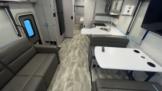 2023 Thor Windsport 31C — photo 4 of 8