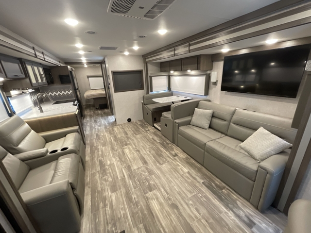 2024 Thor Hurricane 34R — photo 3 of 8