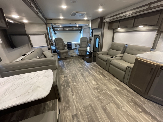 2024 Thor Hurricane 34R — photo 4 of 8