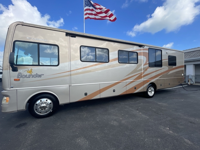 2007 Fleetwood Bounder 36Z — photo 6 of 8
