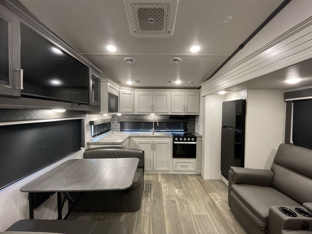 2024 Keystone Cougar 23MLE — photo 4 of 8
