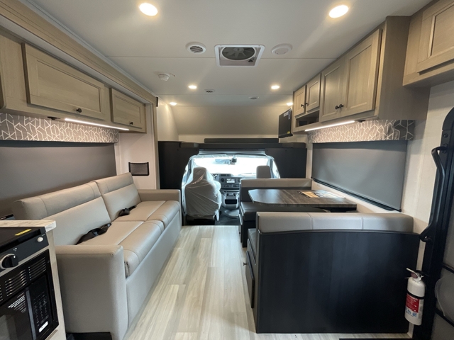 2026 Forest River Sunseeker LE 3250DSF — photo 4 of 8