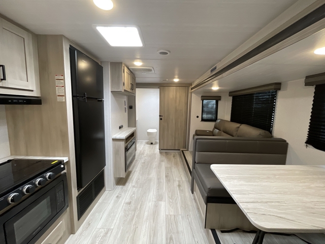 2025 East To West Silver Lake 2600RB — photo 4 of 8