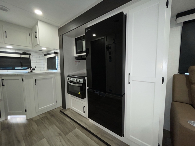 2026 Venture RV Stratus 221VRK — photo 8 of 8