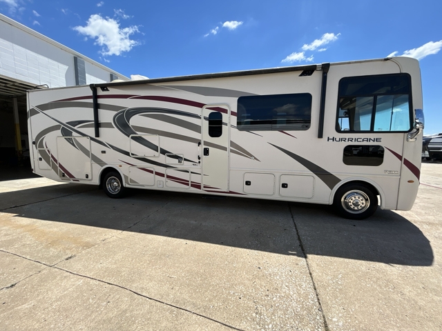 2020 Thor Hurricane 34J — photo 6 of 8