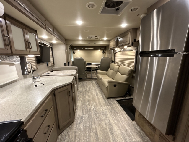 2020 Thor Hurricane 34J — photo 4 of 8