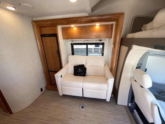 2018 Tiffin Wayfarer 24BW — photo 2 of 8