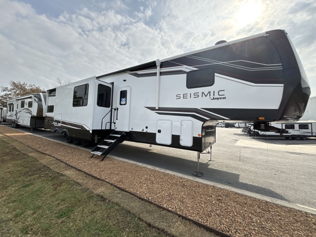 2026 Jayco Seismic 399 — photo 6 of 8