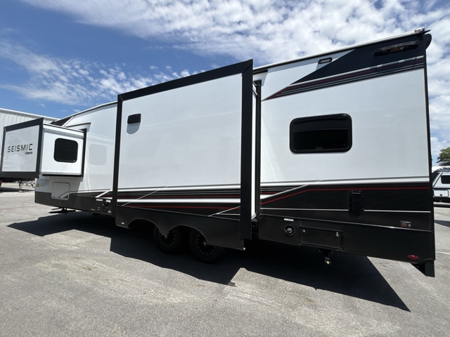 2027 Jayco Seismic 265 — photo 6 of 8