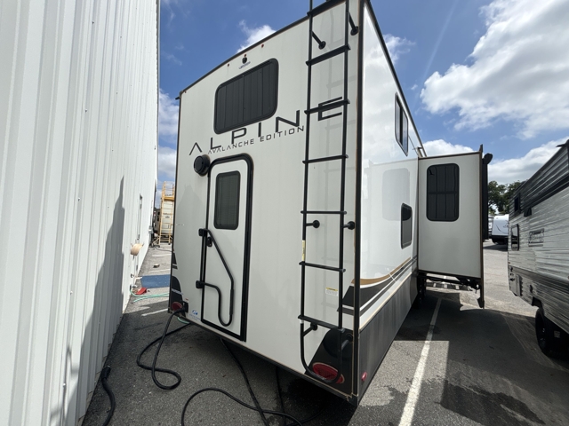 2025 Keystone Avalanche 390DS — photo 8 of 8