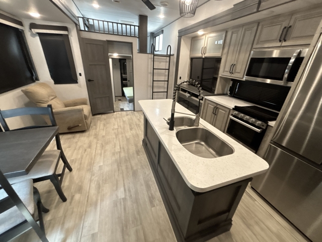 2025 Keystone Avalanche 390DS — photo 3 of 8
