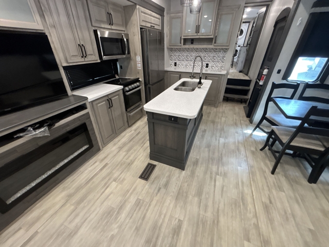 2025 Keystone Avalanche 390DS — photo 4 of 8