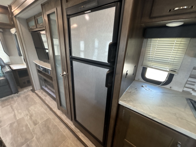 2020 Dutchmen Astoria 2993RLF — photo 8 of 8