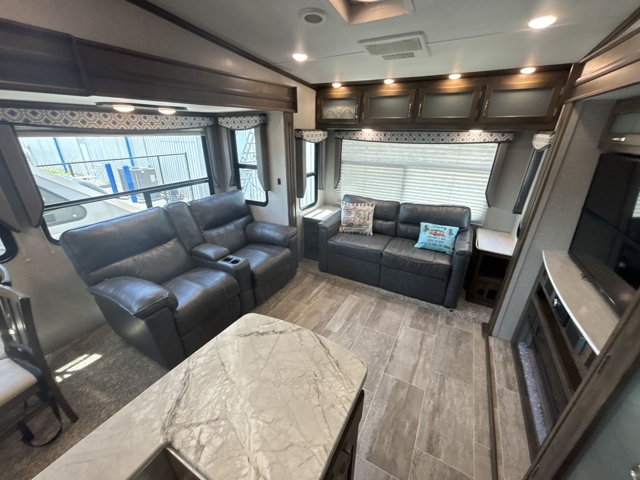 2020 Dutchmen Astoria 2993RLF — photo 3 of 8