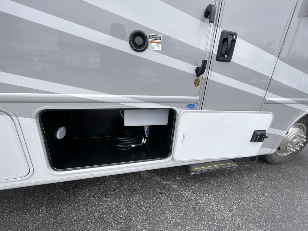 2026 Thor Hurricane 29L — photo 4 of 8