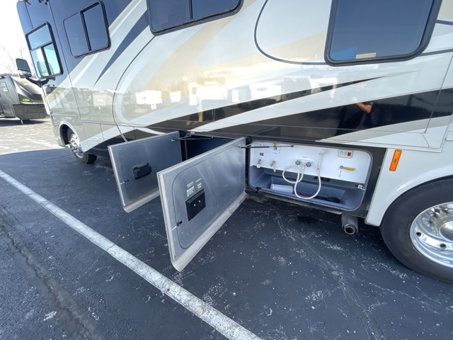 2015 Tiffin Allegro 36LA — photo 7 of 8