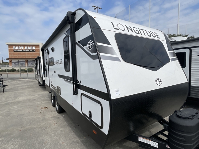 2025 East To West Longitude 185RB — photo 1 of 8