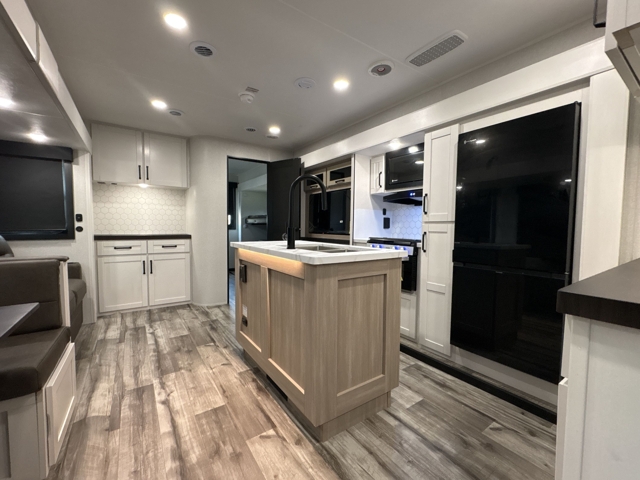 2026 Highland Ridge Roamer 31TBTS — photo 3 of 8