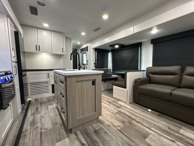 2026 Highland Ridge Roamer 31TBTS — photo 4 of 8
