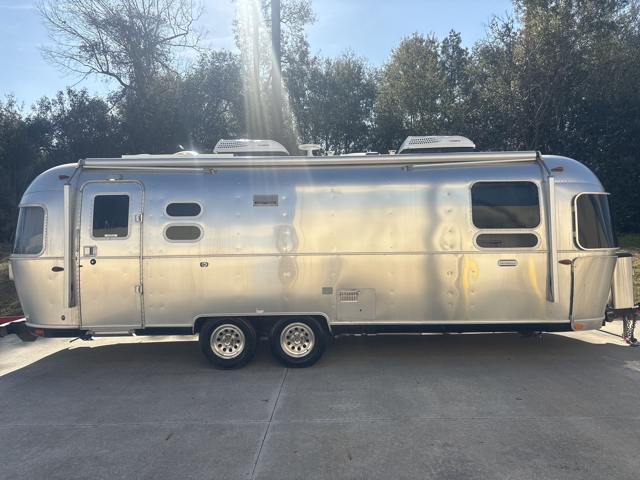 2020 Airstream International Serenity 27FB Queen — photo 6 of 8