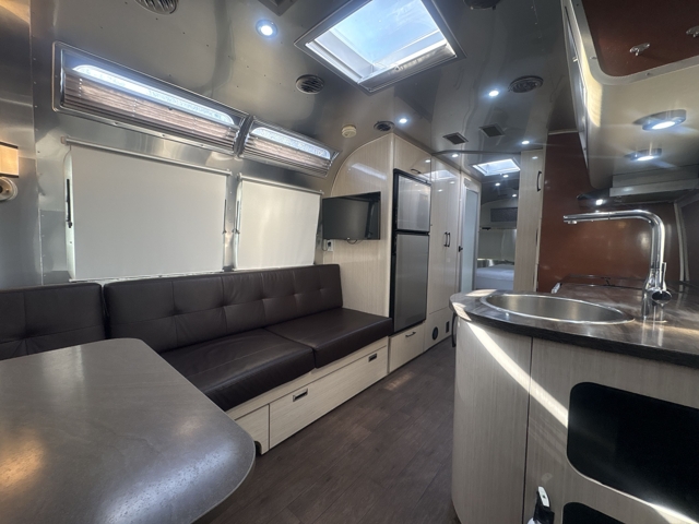 2020 Airstream International Serenity 27FB Queen — photo 3 of 8
