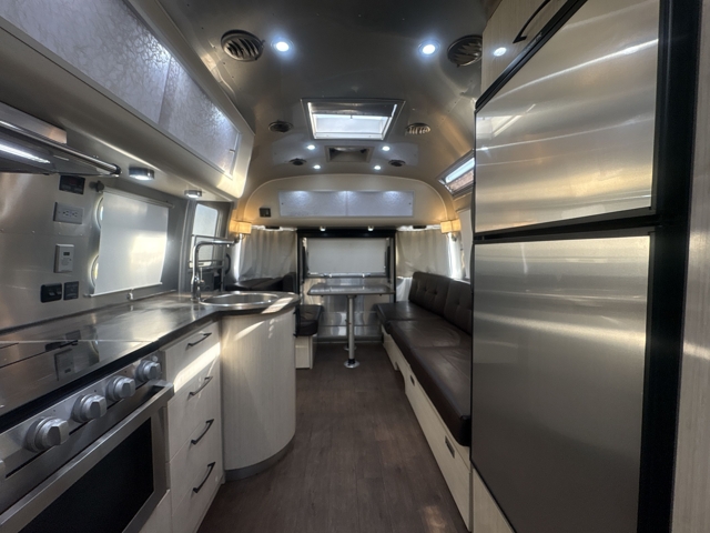 2020 Airstream International Serenity 27FB Queen — photo 4 of 8