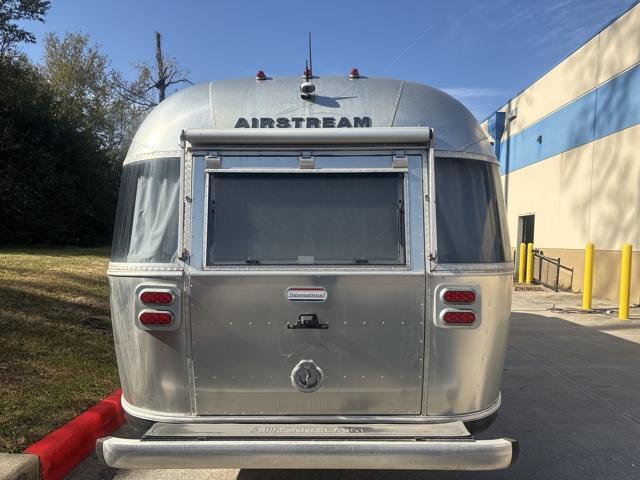2020 Airstream International Serenity 27FB Queen — photo 7 of 8