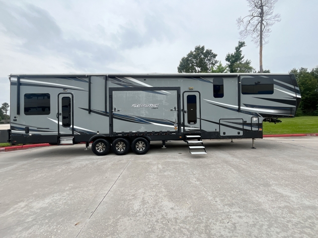 2019 Jayco Seismic 4212 — photo 6 of 8
