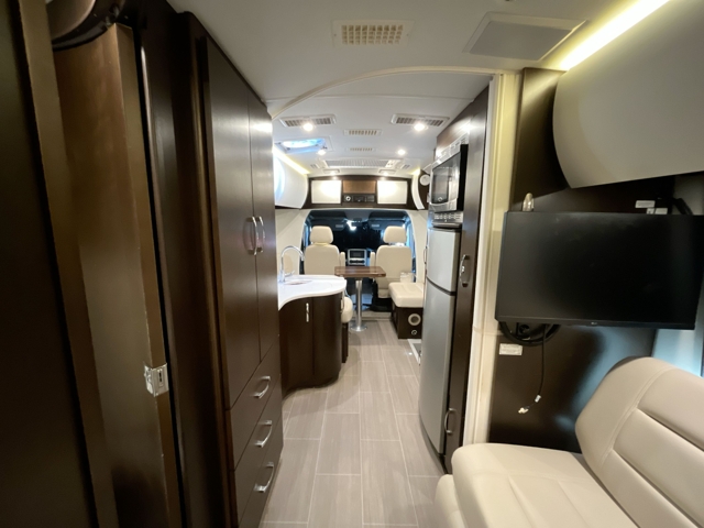2018 Leisure Travel Serenity S24CB — photo 3 of 8