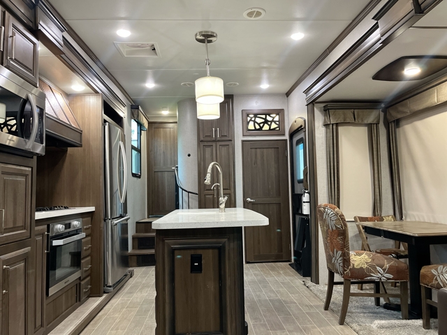 2020 Keystone Alpine 3651RL — photo 4 of 8