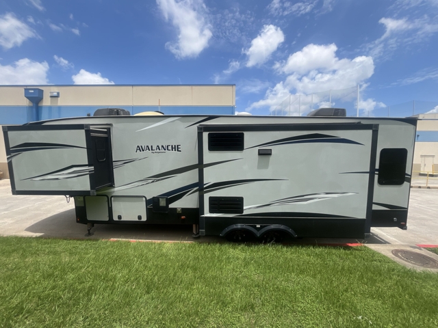 2018 Keystone Avalanche 320RS — photo 6 of 8