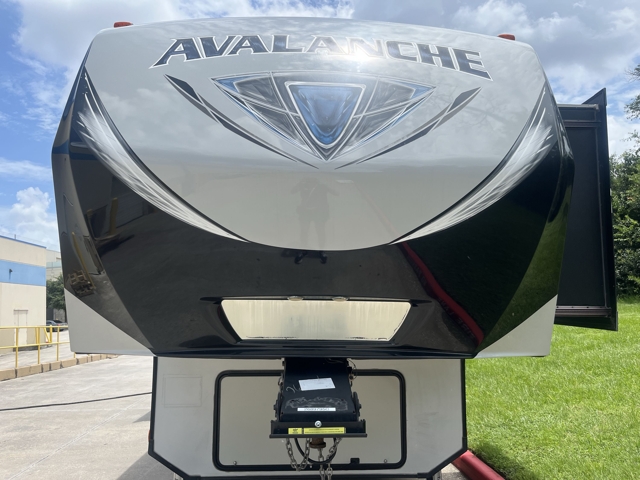 2018 Keystone Avalanche 320RS — photo 5 of 8