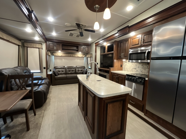 2018 Keystone Avalanche 320RS — photo 3 of 8