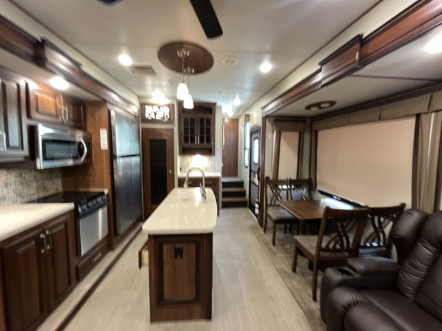 2018 Keystone Avalanche 320RS — photo 4 of 8