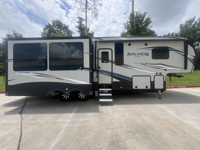 2018 Keystone Avalanche 320RS — photo 7 of 8