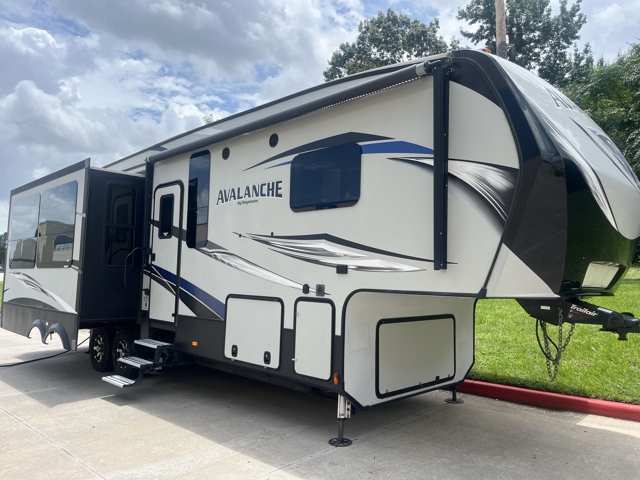 2018 Keystone Avalanche 320RS — photo 1 of 8