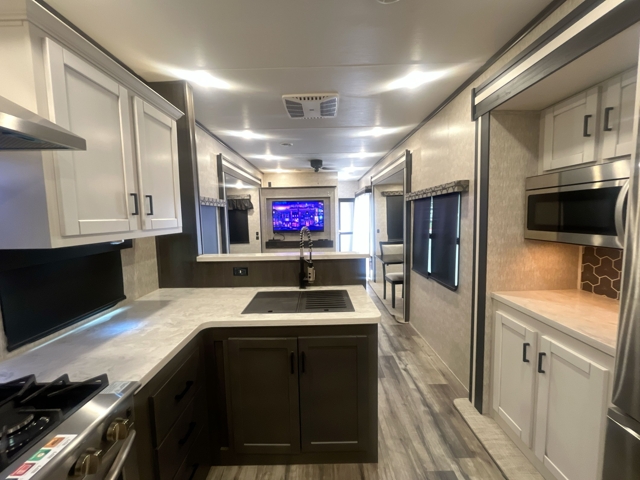 2022 Crossroads Hampton 380RKS — photo 3 of 8