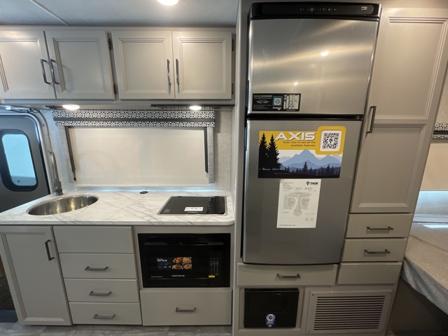 2024 Thor Axis 25.7 — photo 4 of 8