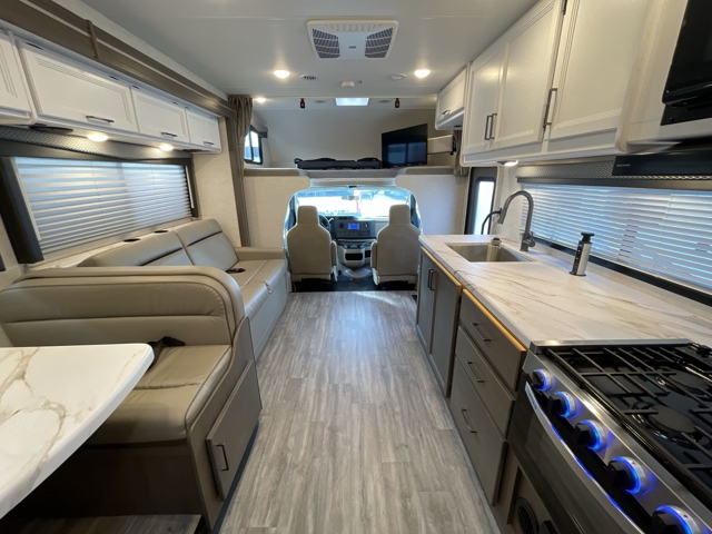 2025 Thor Four Winds 31MV — photo 4 of 8