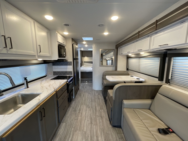 2025 Thor Four Winds 31MV — photo 3 of 8