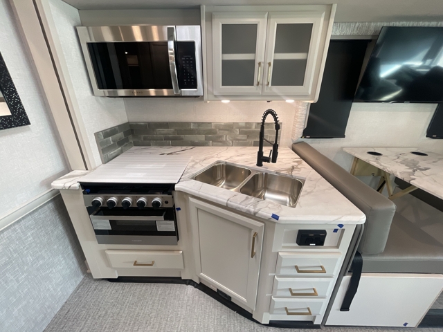 2026 Holiday Rambler Admiral 28A — photo 4 of 8