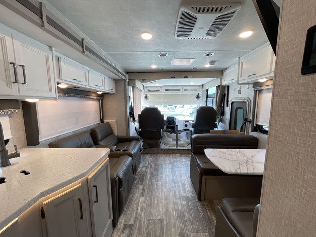 2024 Thor Hurricane 29M — photo 4 of 8