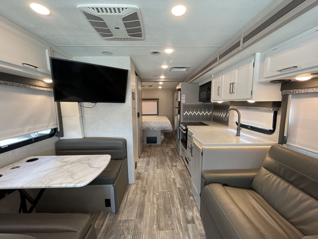 2024 Thor Hurricane 29M — photo 3 of 8