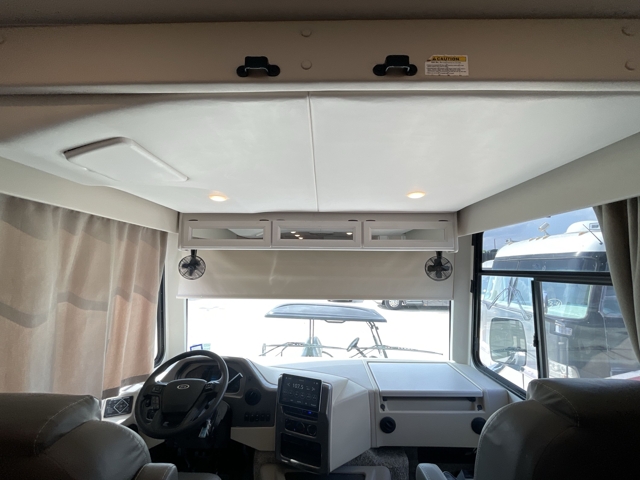 2024 Thor Hurricane 29M — photo 6 of 8