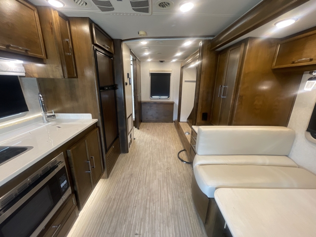 2018 Tiffin Wayfarer 24FW — photo 2 of 8