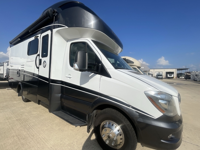 2018 Tiffin Wayfarer 24FW — photo 1 of 8